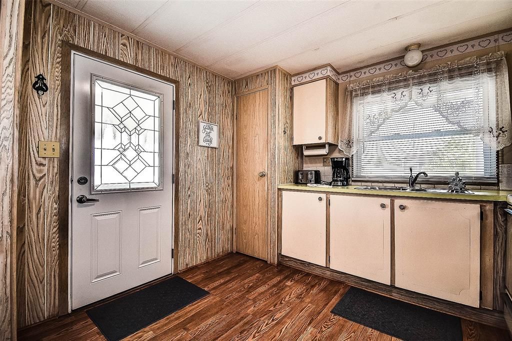 合同活跃: $109,000 (2 贝兹, 1 浴室, 768 平方英尺)