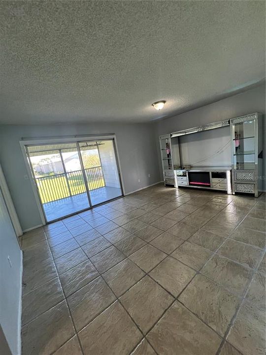 For Rent: $1,750 (3 beds, 2 baths, 893 Square Feet)