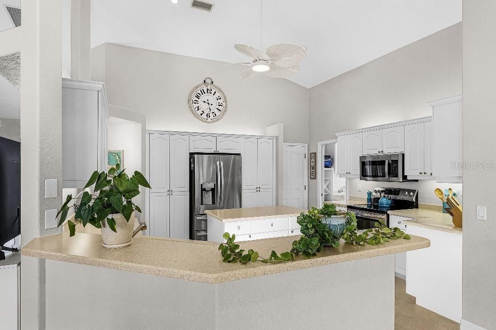 На продажу: $799,999 (3 спален, 2 ванн, 2527 Квадратных фут)