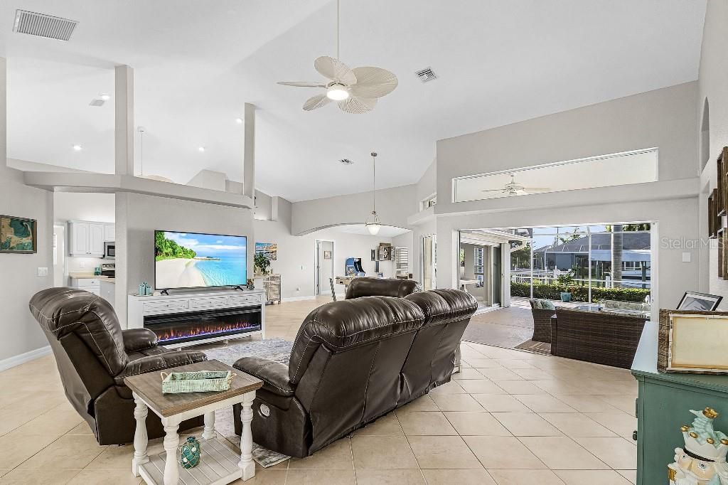 На продажу: $799,999 (3 спален, 2 ванн, 2527 Квадратных фут)