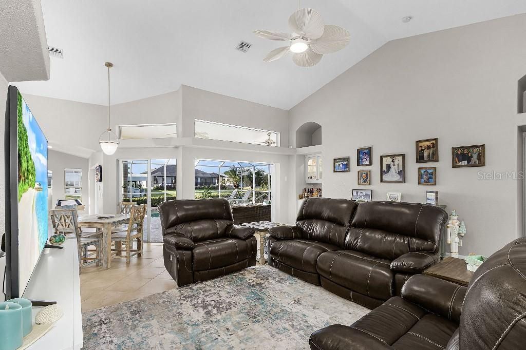 На продажу: $799,999 (3 спален, 2 ванн, 2527 Квадратных фут)