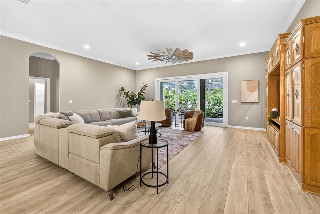 Под контрактом: $682,000 (3 спален, 2 ванн, 2908 Квадратных фут)