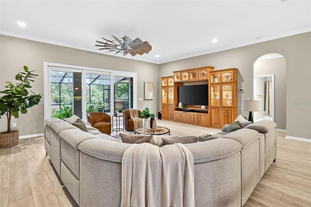 Под контрактом: $682,000 (3 спален, 2 ванн, 2908 Квадратных фут)