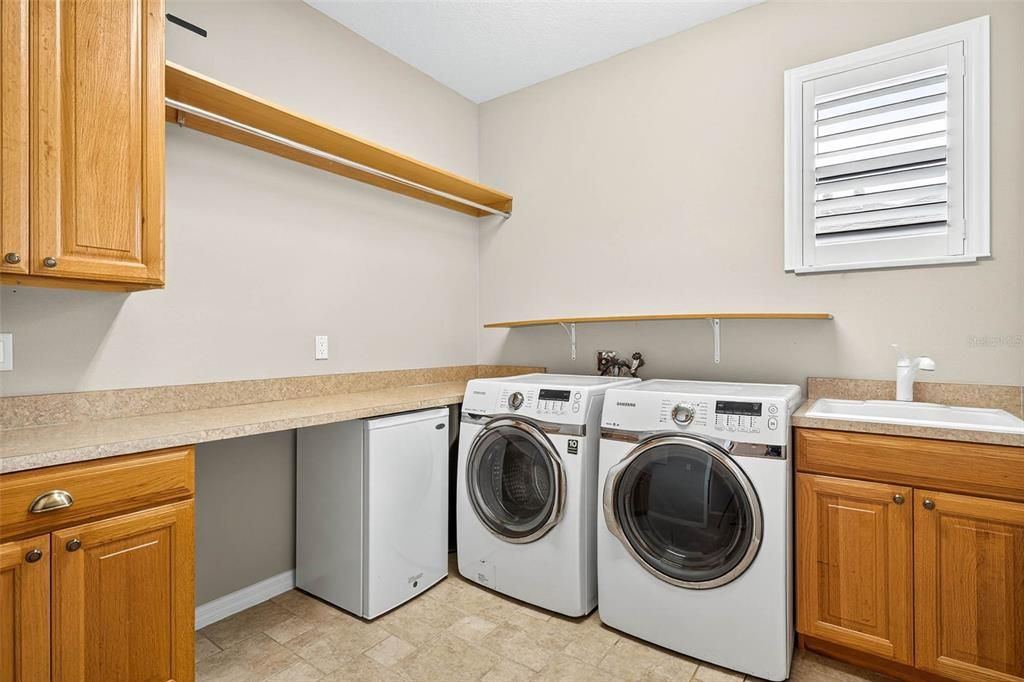 Под контрактом: $682,000 (3 спален, 2 ванн, 2908 Квадратных фут)