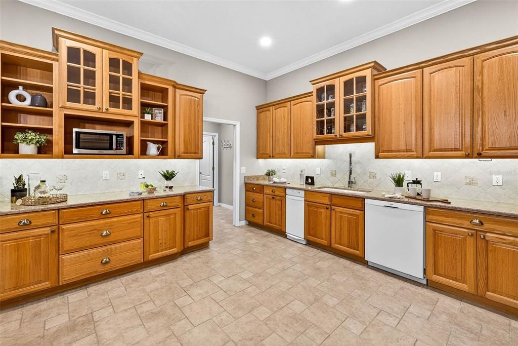 Под контрактом: $682,000 (3 спален, 2 ванн, 2908 Квадратных фут)