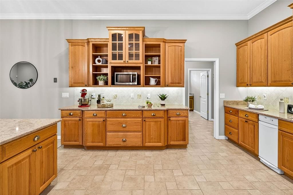 Под контрактом: $682,000 (3 спален, 2 ванн, 2908 Квадратных фут)