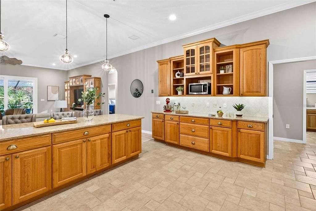 Под контрактом: $682,000 (3 спален, 2 ванн, 2908 Квадратных фут)