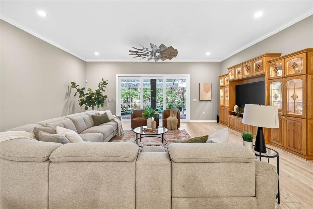 Под контрактом: $682,000 (3 спален, 2 ванн, 2908 Квадратных фут)