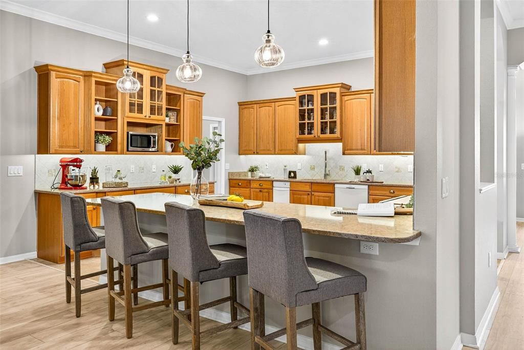 Под контрактом: $682,000 (3 спален, 2 ванн, 2908 Квадратных фут)