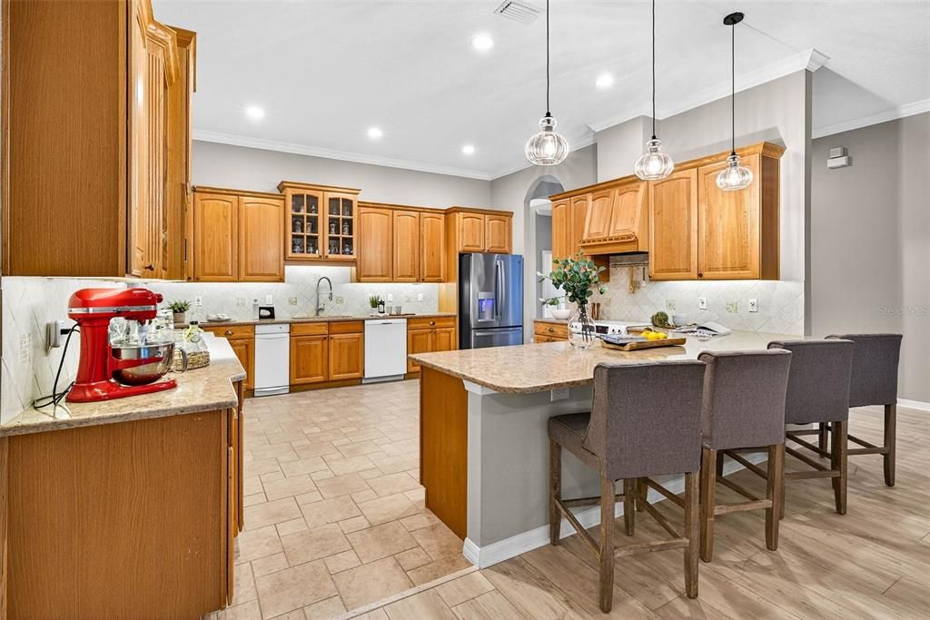 Под контрактом: $682,000 (3 спален, 2 ванн, 2908 Квадратных фут)