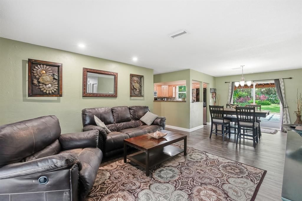 Active With Contract: $389,900 (3 beds, 2 baths, 1329 Square Feet)