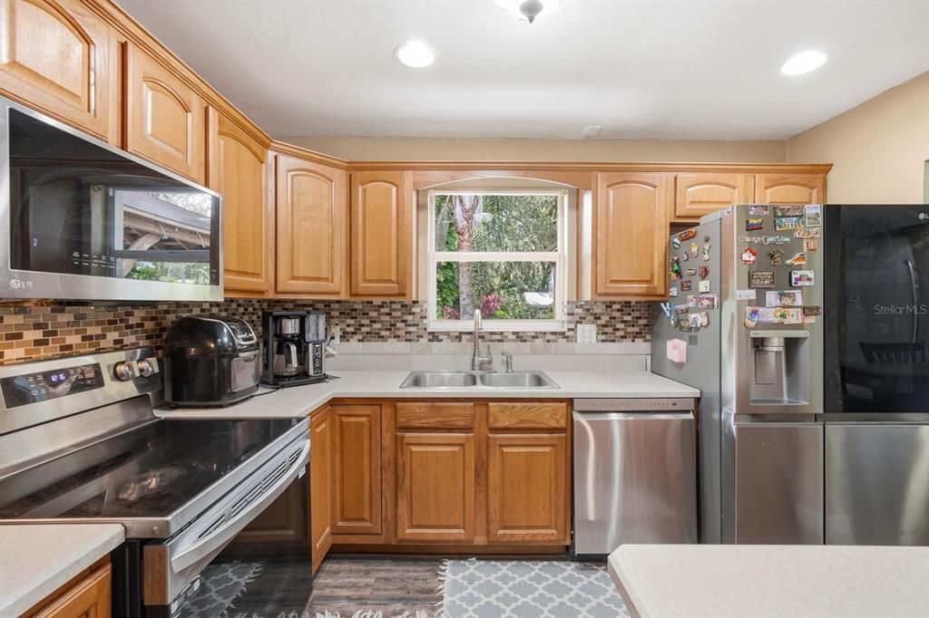 Active With Contract: $389,900 (3 beds, 2 baths, 1329 Square Feet)