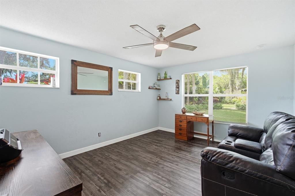 Active With Contract: $389,900 (3 beds, 2 baths, 1329 Square Feet)