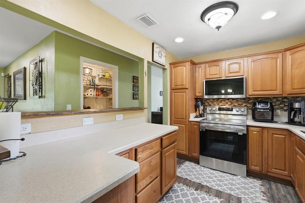 Active With Contract: $389,900 (3 beds, 2 baths, 1329 Square Feet)