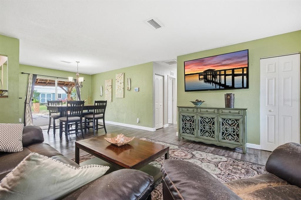 Active With Contract: $389,900 (3 beds, 2 baths, 1329 Square Feet)