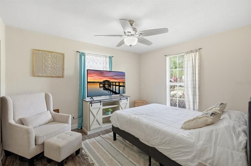 Active With Contract: $389,900 (3 beds, 2 baths, 1329 Square Feet)