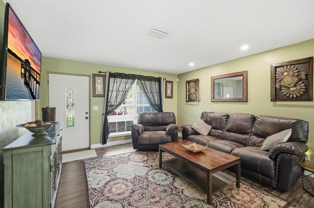 Active With Contract: $389,900 (3 beds, 2 baths, 1329 Square Feet)