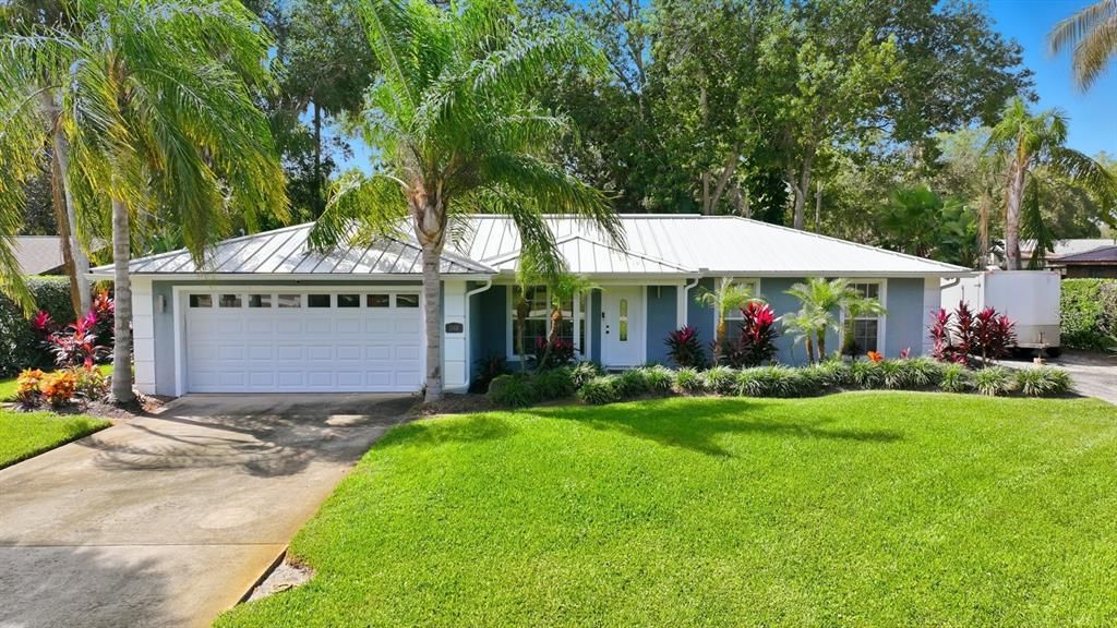 Active With Contract: $389,900 (3 beds, 2 baths, 1329 Square Feet)