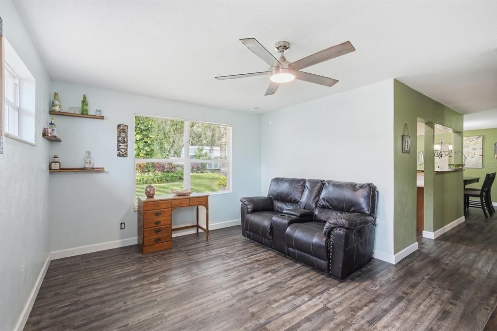 Active With Contract: $389,900 (3 beds, 2 baths, 1329 Square Feet)