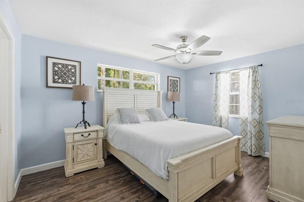 Active With Contract: $389,900 (3 beds, 2 baths, 1329 Square Feet)