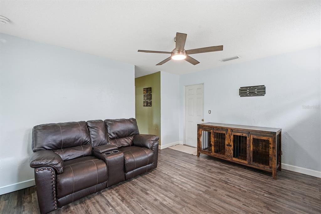 Active With Contract: $389,900 (3 beds, 2 baths, 1329 Square Feet)