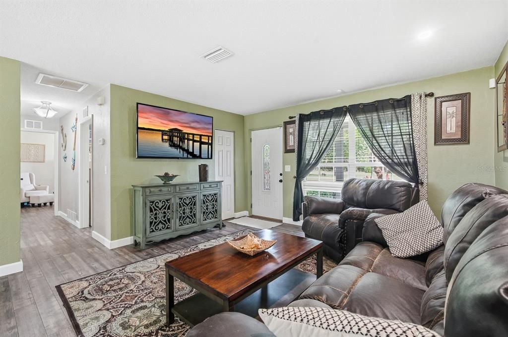 Active With Contract: $389,900 (3 beds, 2 baths, 1329 Square Feet)