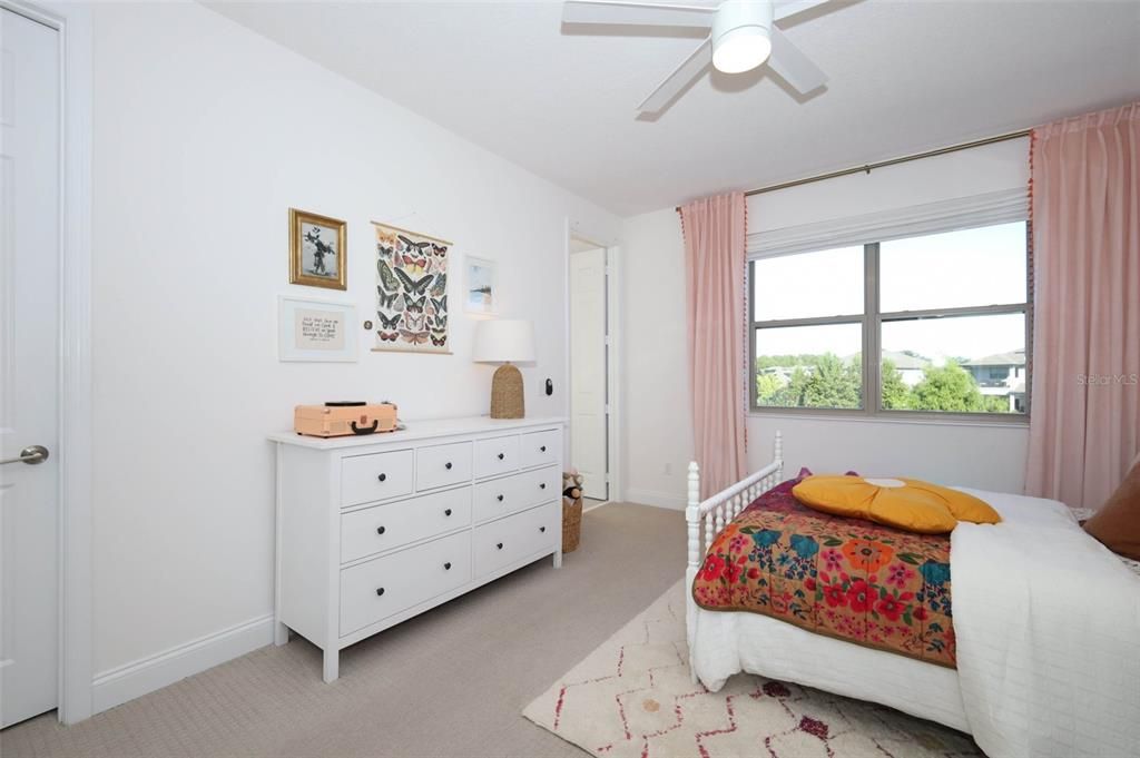 Под контрактом: $1,150,000 (6 спален, 5 ванн, 4858 Квадратных фут)