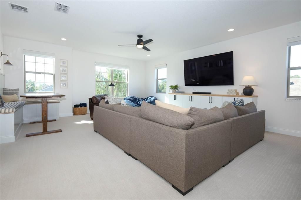 Под контрактом: $1,150,000 (6 спален, 5 ванн, 4858 Квадратных фут)