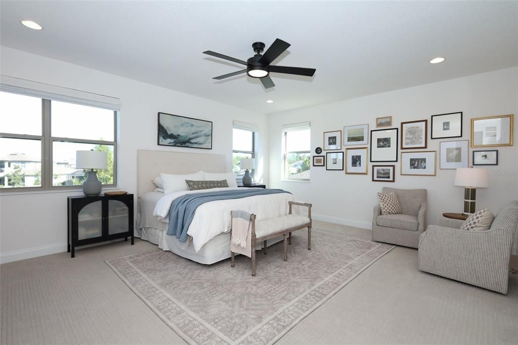 Под контрактом: $1,150,000 (6 спален, 5 ванн, 4858 Квадратных фут)