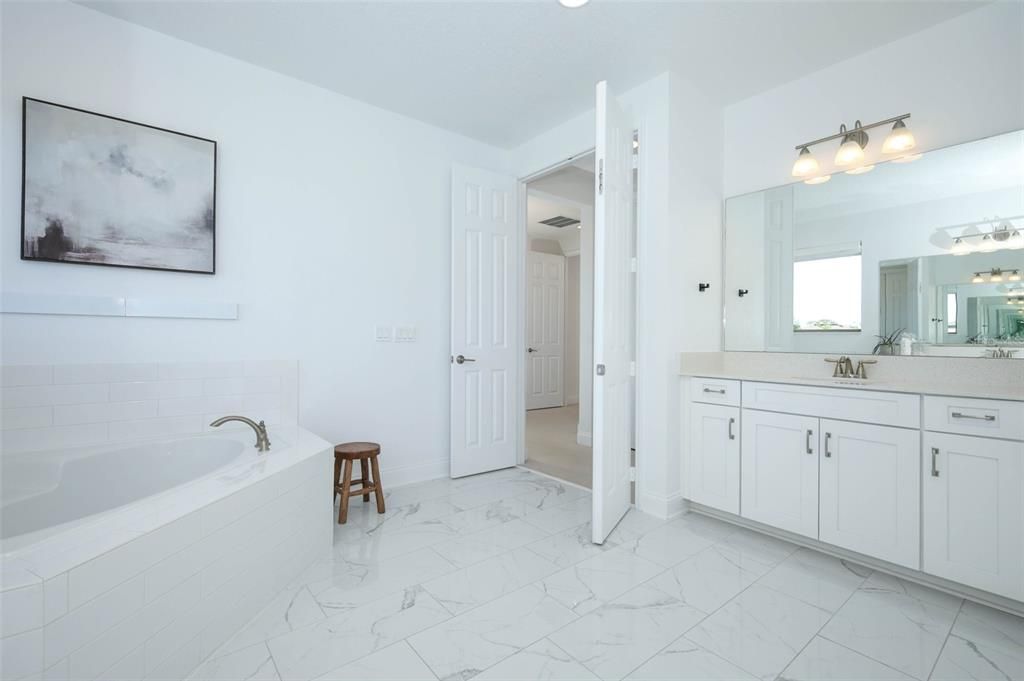 Под контрактом: $1,150,000 (6 спален, 5 ванн, 4858 Квадратных фут)