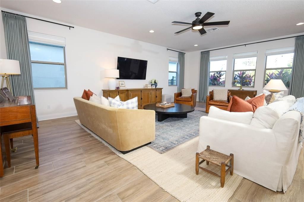 Под контрактом: $1,150,000 (6 спален, 5 ванн, 4858 Квадратных фут)