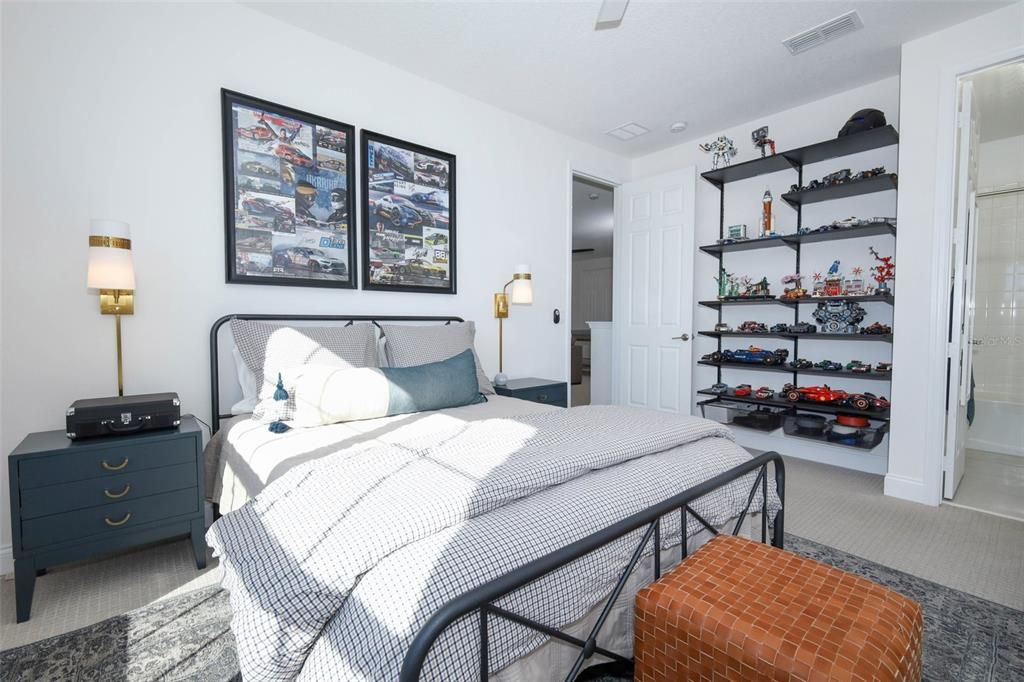 Под контрактом: $1,150,000 (6 спален, 5 ванн, 4858 Квадратных фут)