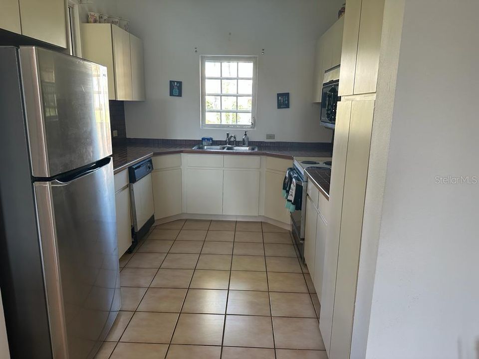 For Sale: $375,000 (2 beds, 2 baths, 1348 Square Feet)