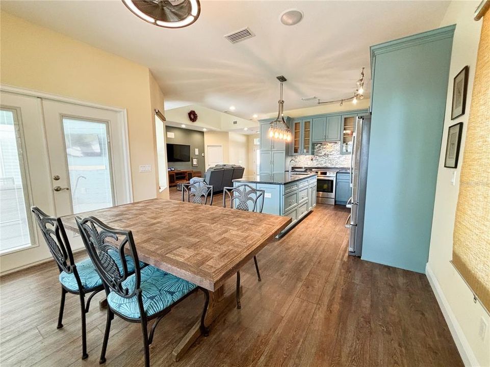 For Rent: $2,850 (3 beds, 2 baths, 1717 Square Feet)