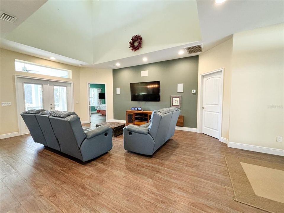 For Rent: $2,850 (3 beds, 2 baths, 1717 Square Feet)