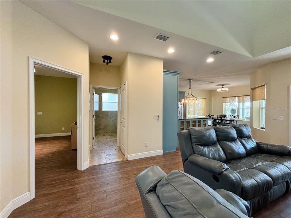 For Rent: $2,850 (3 beds, 2 baths, 1717 Square Feet)