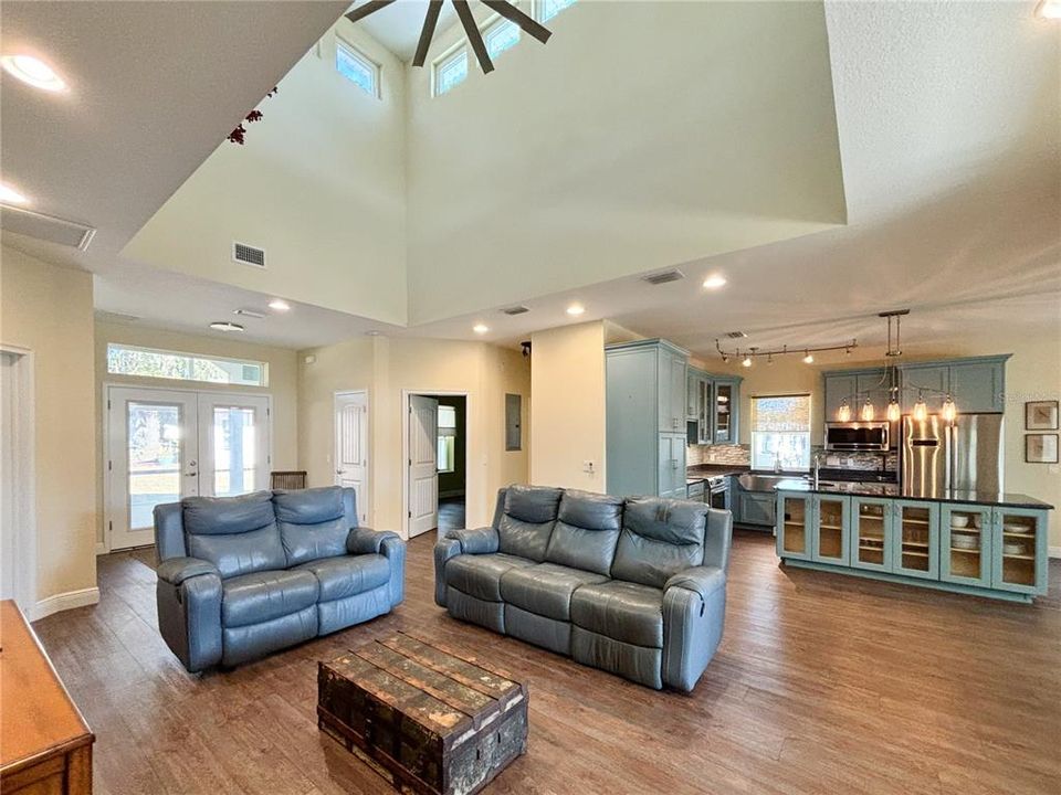 For Rent: $2,850 (3 beds, 2 baths, 1717 Square Feet)