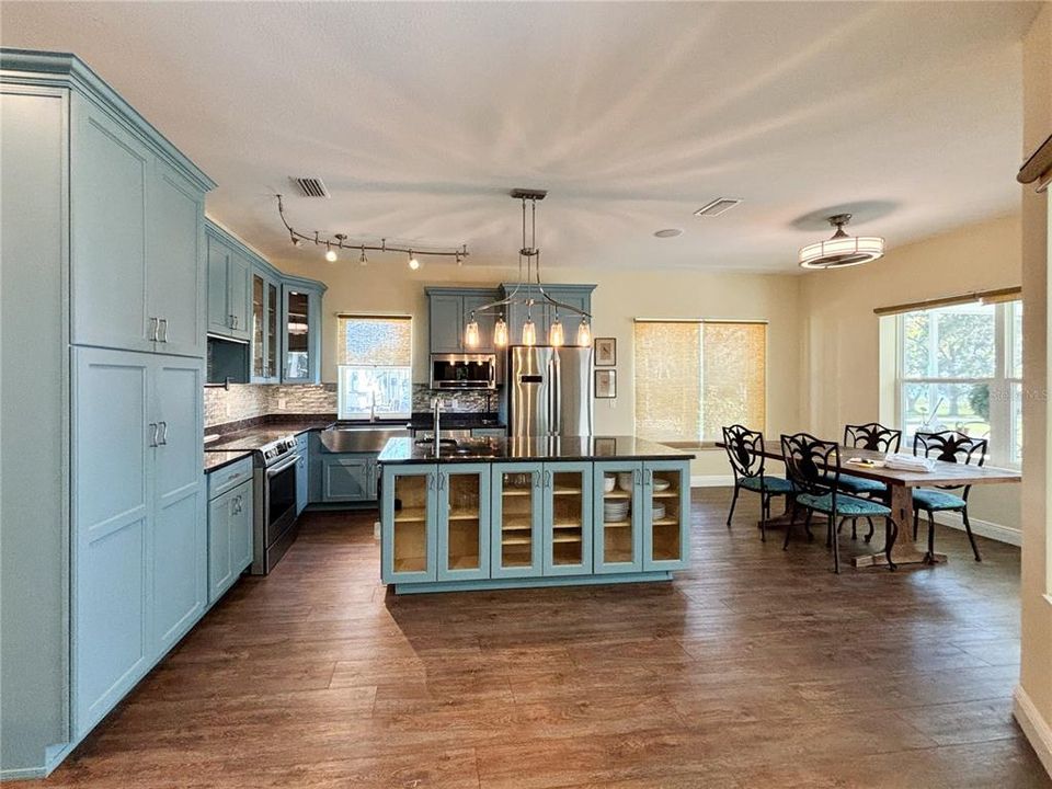 For Rent: $2,850 (3 beds, 2 baths, 1717 Square Feet)