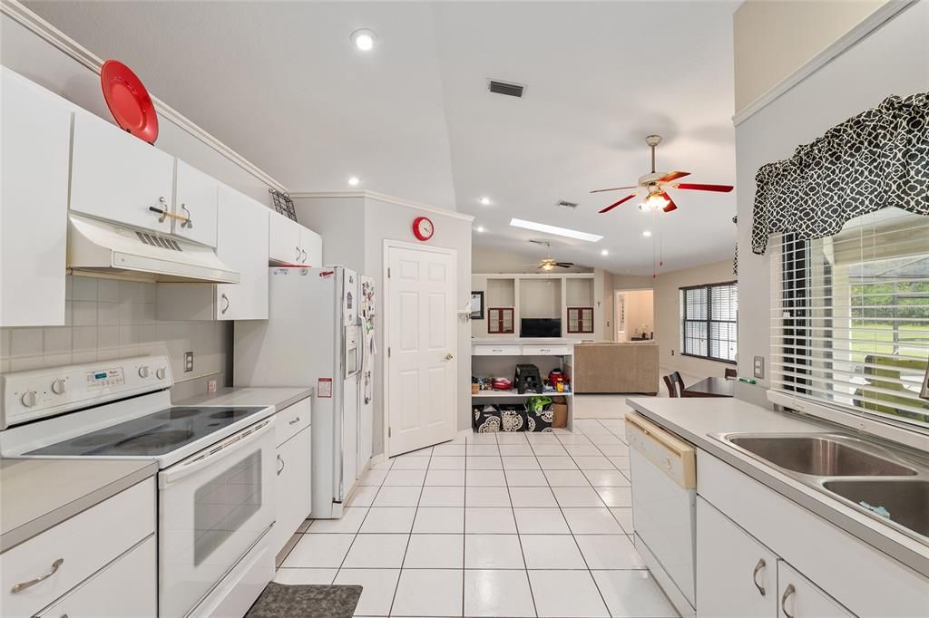 合同活跃: $440,000 (3 贝兹, 2 浴室, 2301 平方英尺)