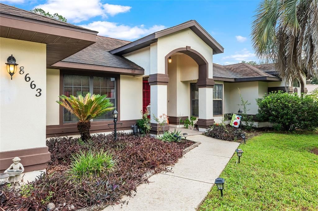 合同活跃: $440,000 (3 贝兹, 2 浴室, 2301 平方英尺)