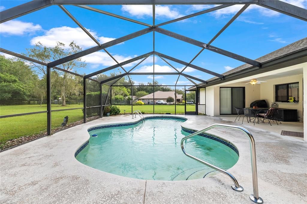 合同活跃: $440,000 (3 贝兹, 2 浴室, 2301 平方英尺)