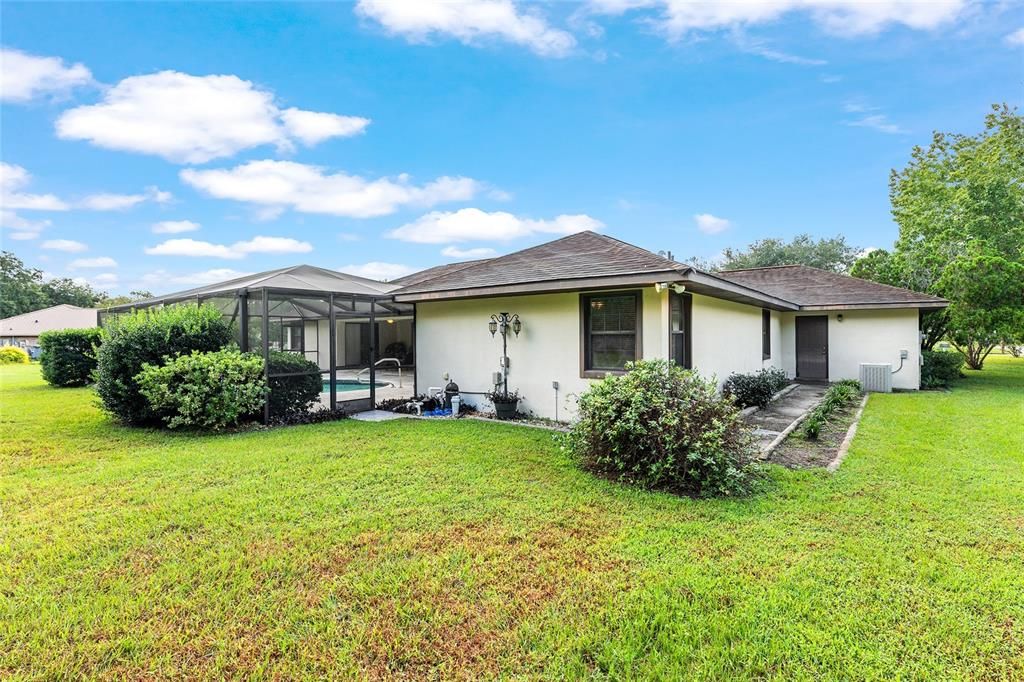 合同活跃: $440,000 (3 贝兹, 2 浴室, 2301 平方英尺)