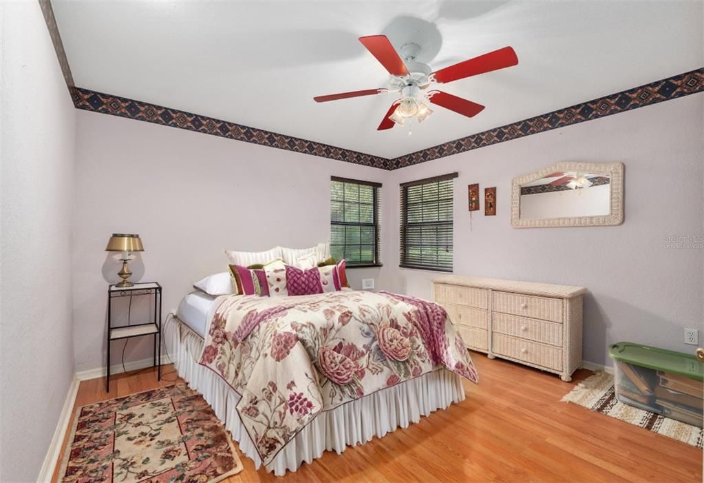 合同活跃: $440,000 (3 贝兹, 2 浴室, 2301 平方英尺)