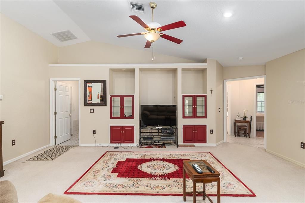 合同活跃: $440,000 (3 贝兹, 2 浴室, 2301 平方英尺)