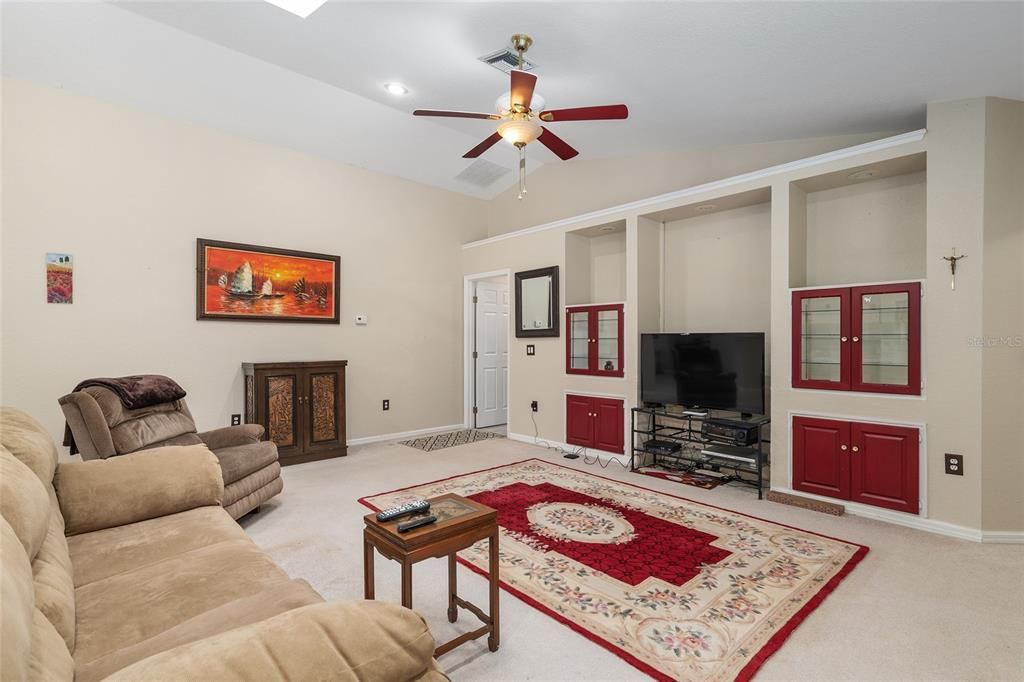 合同活跃: $440,000 (3 贝兹, 2 浴室, 2301 平方英尺)