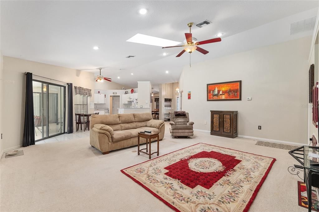 合同活跃: $440,000 (3 贝兹, 2 浴室, 2301 平方英尺)