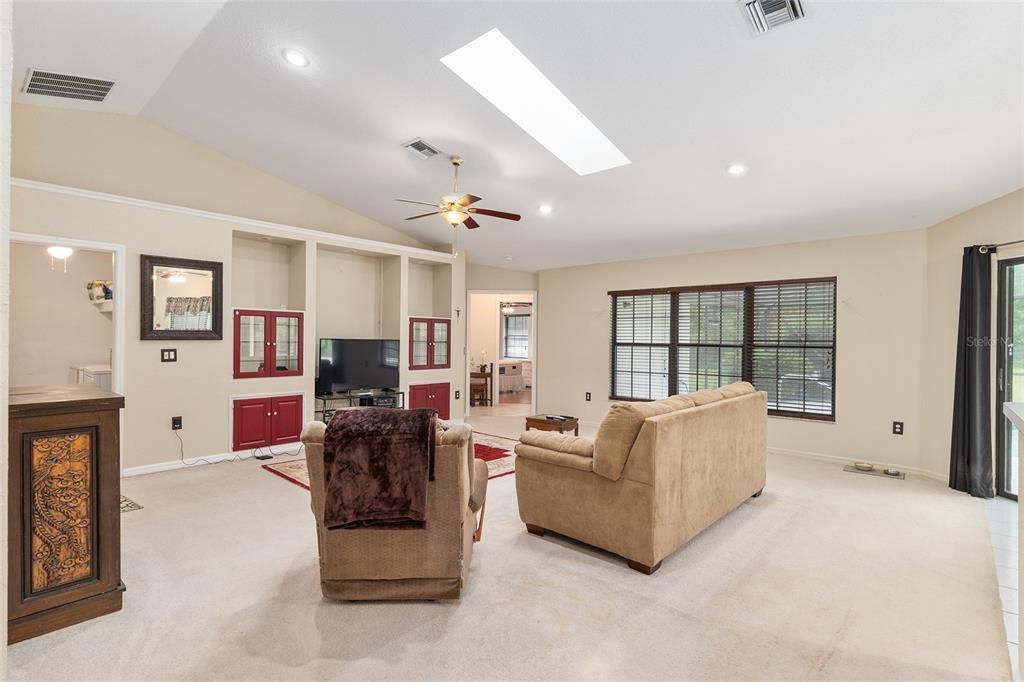 合同活跃: $440,000 (3 贝兹, 2 浴室, 2301 平方英尺)