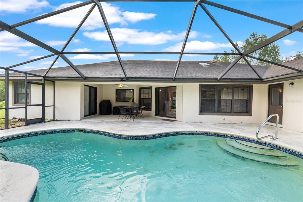 合同活跃: $440,000 (3 贝兹, 2 浴室, 2301 平方英尺)