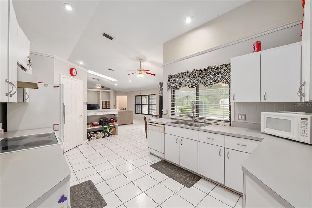 合同活跃: $440,000 (3 贝兹, 2 浴室, 2301 平方英尺)