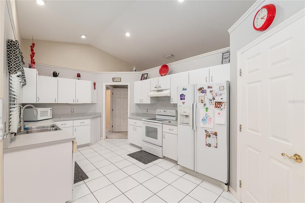 合同活跃: $440,000 (3 贝兹, 2 浴室, 2301 平方英尺)